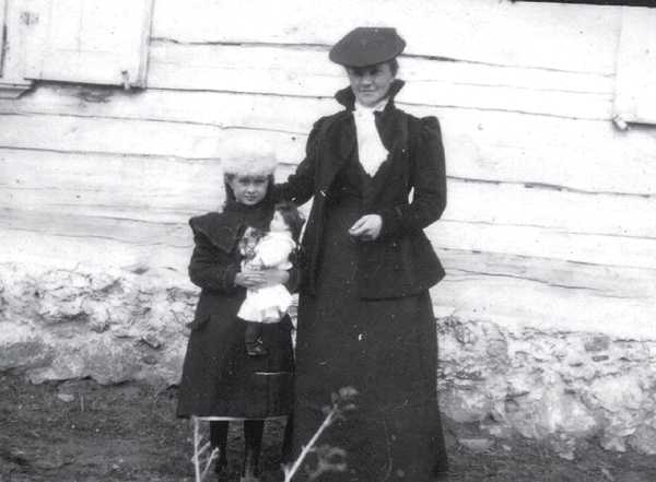 Людвіка з маці ў Альхоўніках. 1900 г.